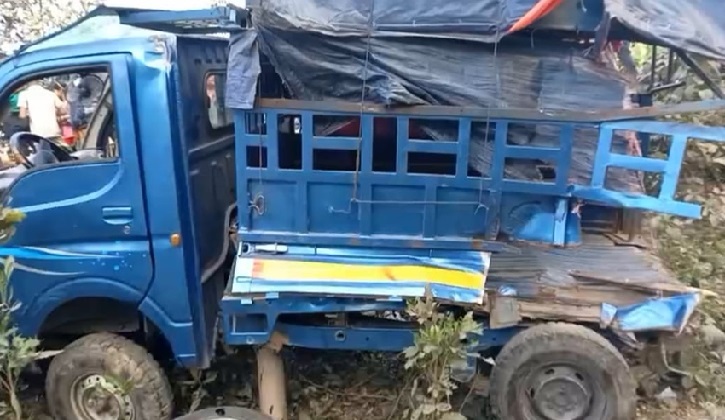 পিকআপ ভ্যানে ট্রেনের ধাক্কা, দুই ভাইসহ প্রাণ গেল ৩ জনের